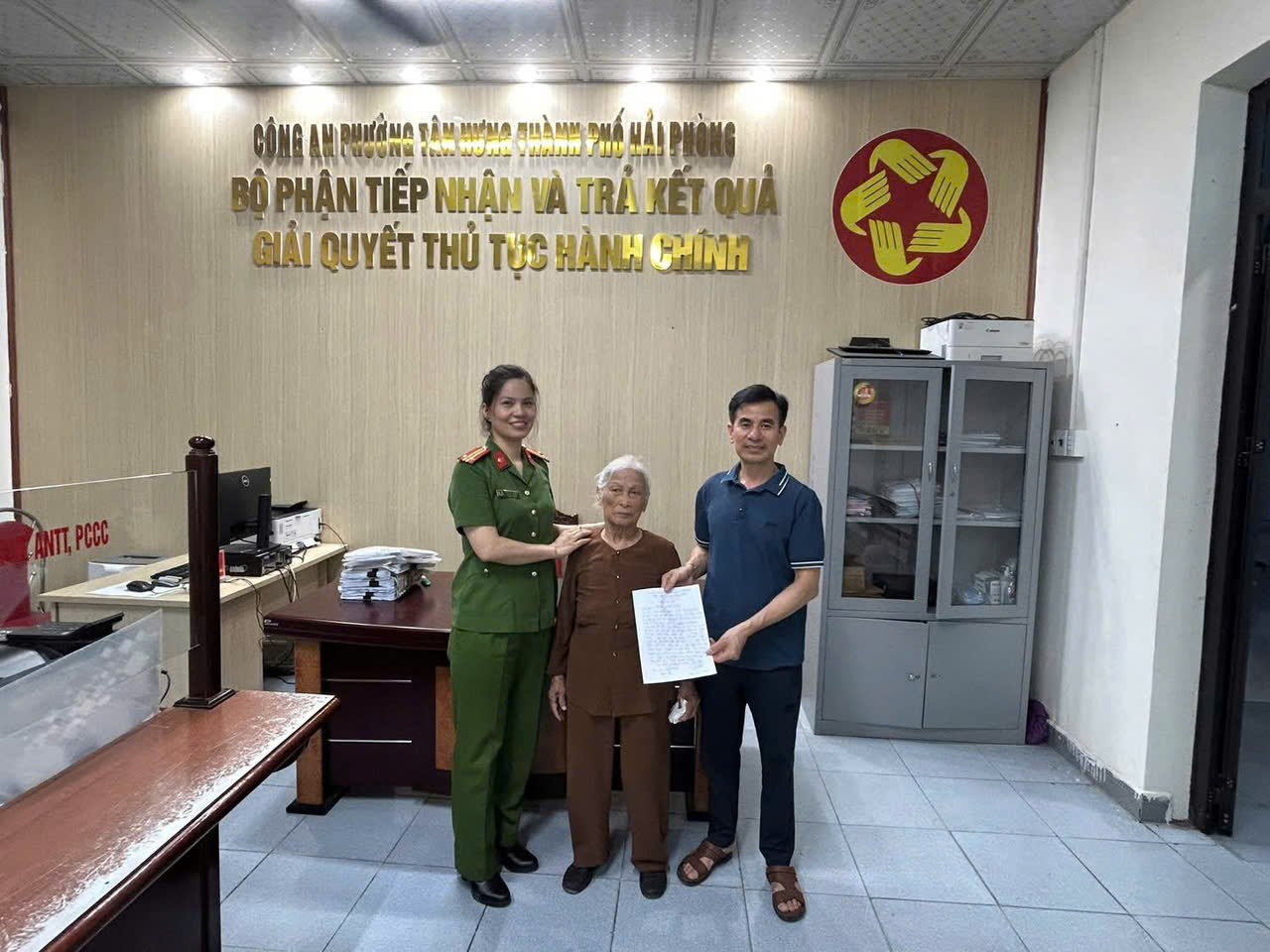 Công an phường Tân Hưng kịp thời hỗ trợ cụ bà đi lạc trở về với gia đình 